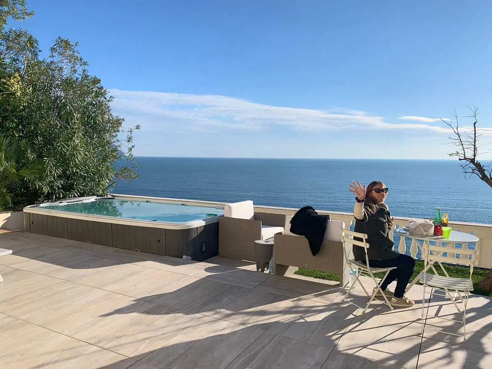 Stone imitation for cladding and paving