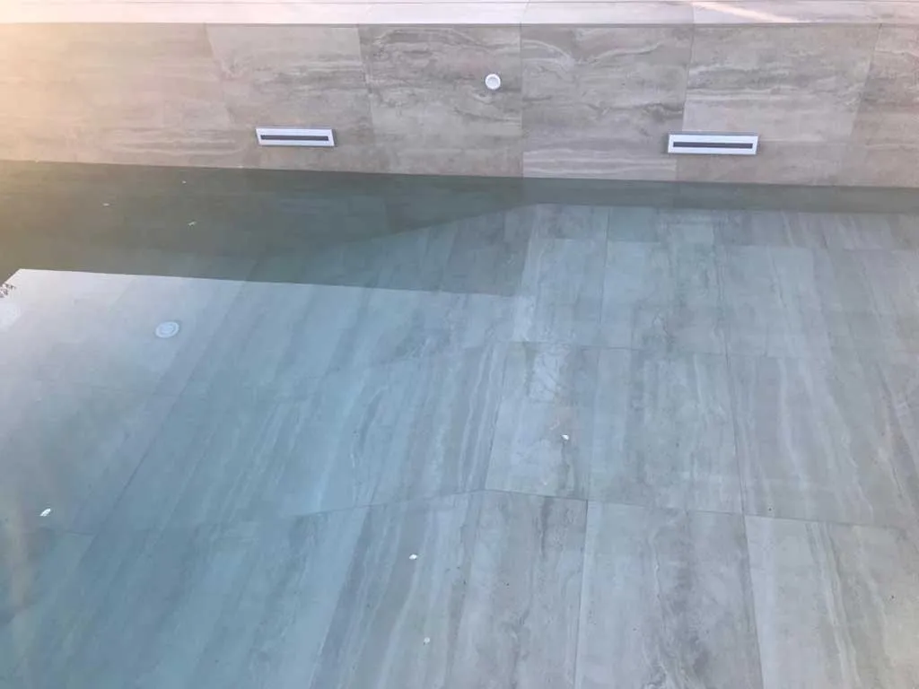 Stone imitation for cladding and paving