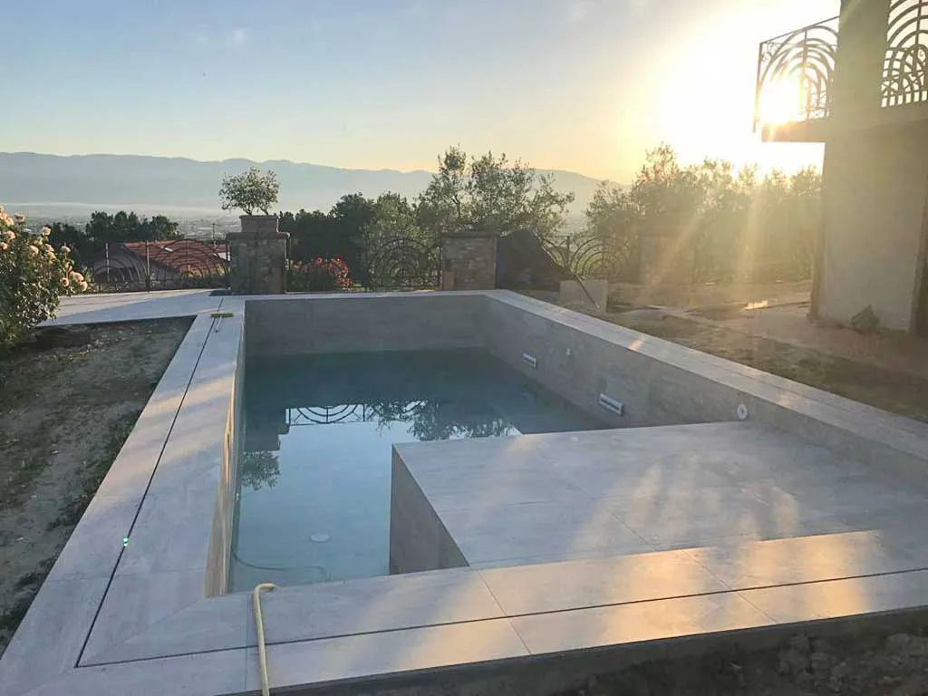 Stone imitation for cladding and paving