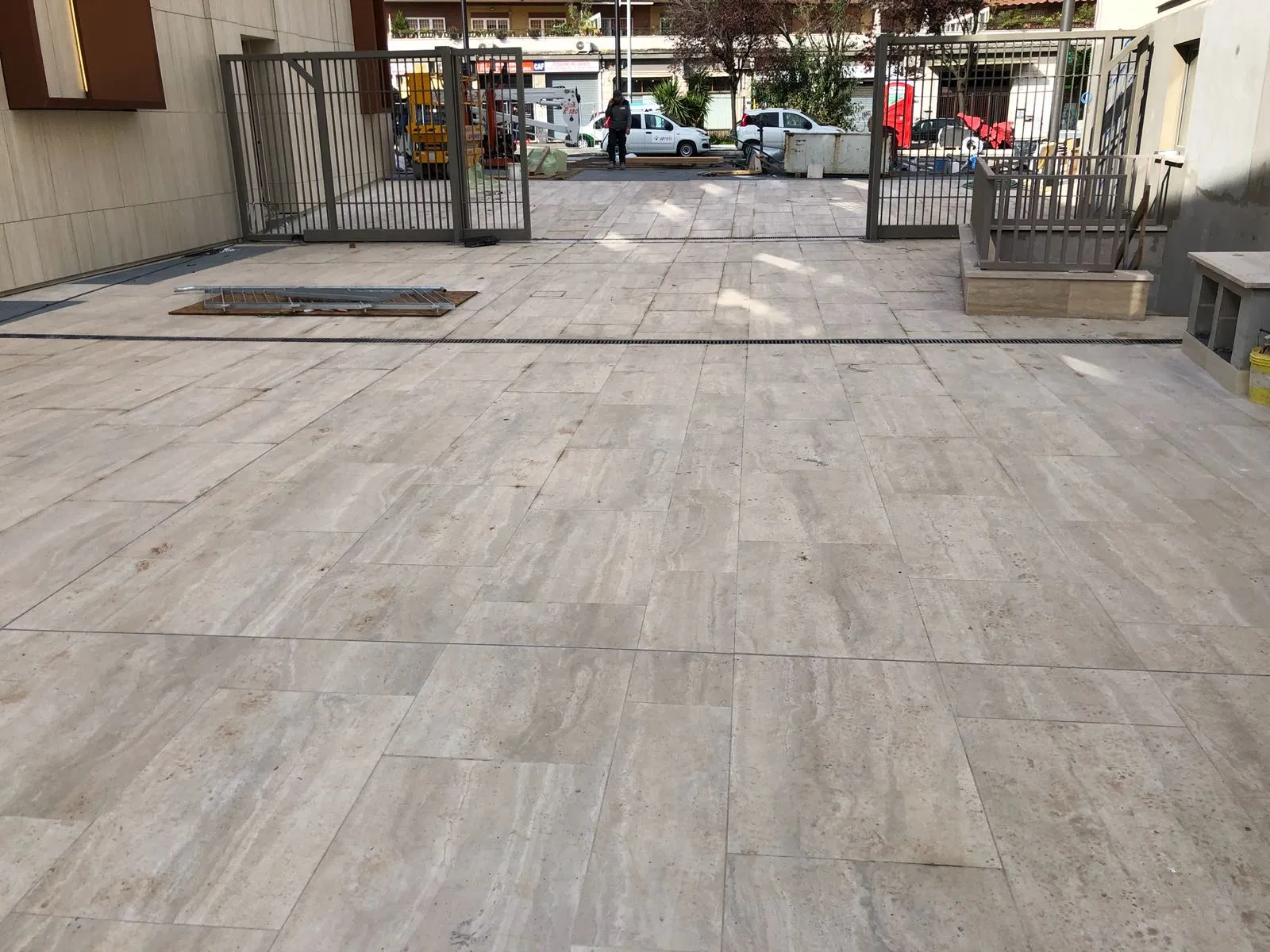 Stone imitation for cladding and paving