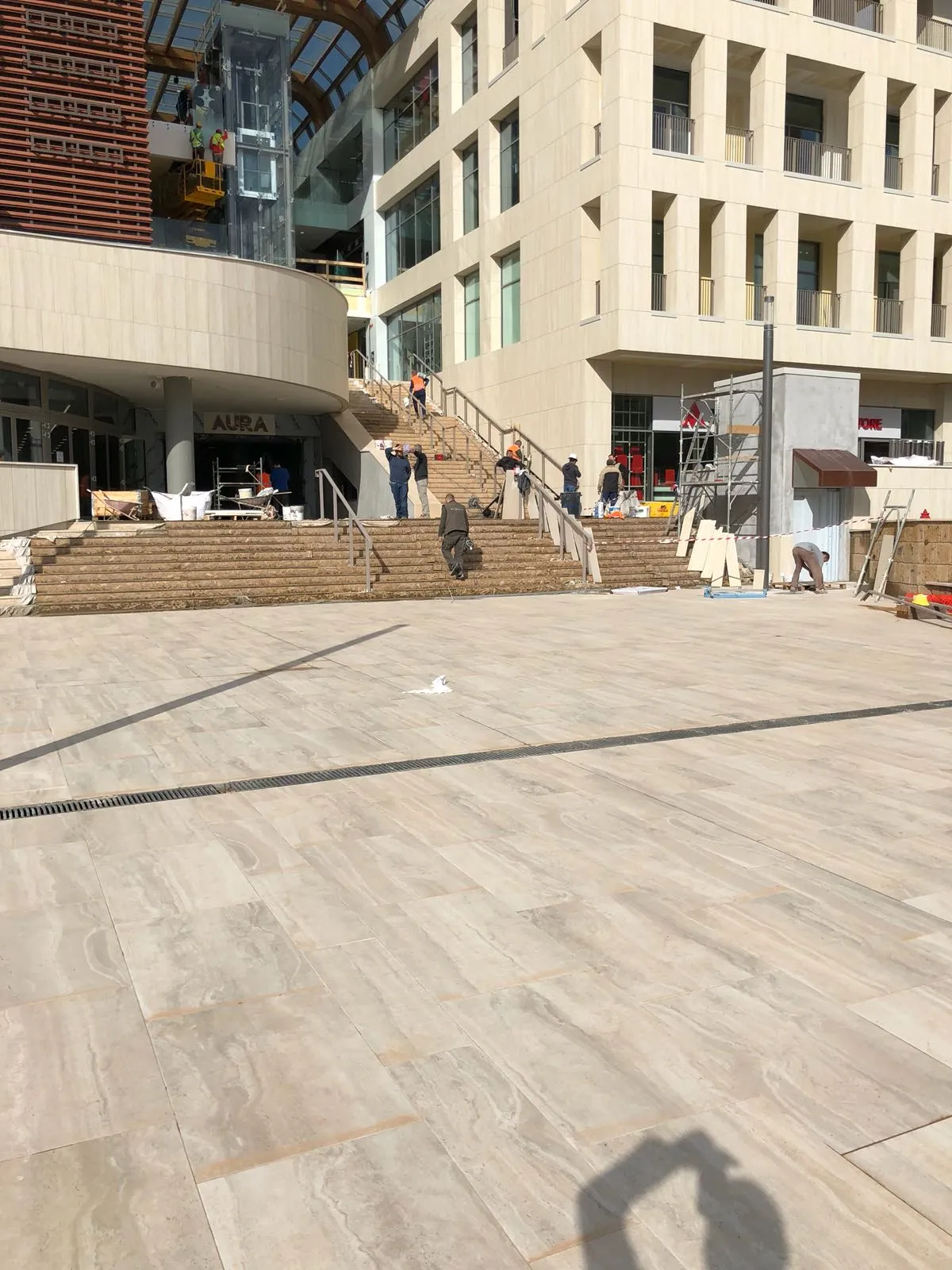 Stone imitation for cladding and paving